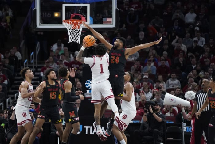 Donta Scott (24) defends Indiana Hoosiers guard Jalen Hood-Schifino (1) during the second half at United Center.